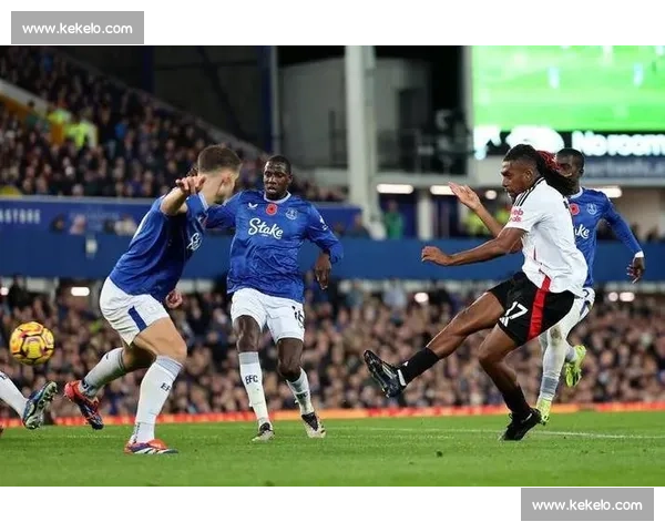 埃弗顿抢滩沃克争夺战 莫耶斯瞄准曼城老将补强防线