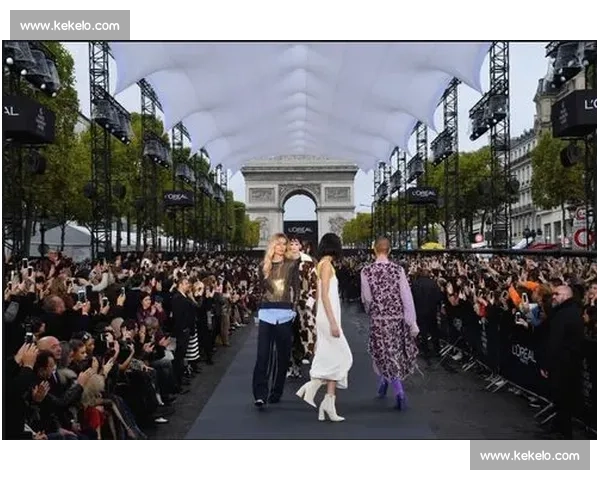 巴洛特利巴黎时装周跨界首秀 34 岁足坛传奇开启时尚新征程