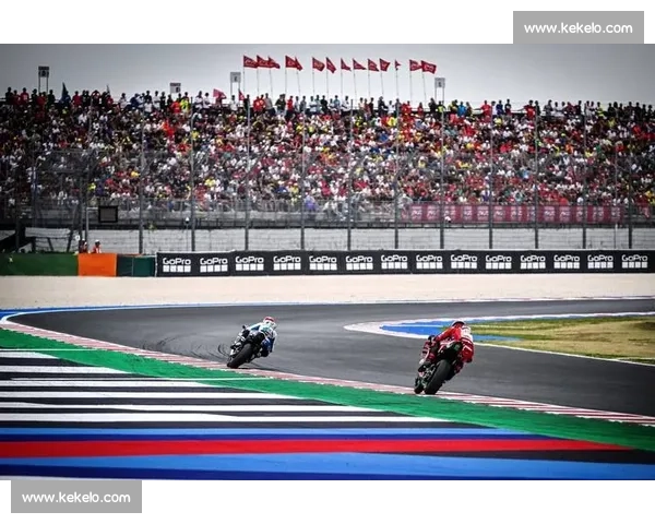 致命失控!赛车时速 200 公里飞出场外,观众尖叫逃命瞬间曝光 致命失控!赛车时速 200 公里飞出场外,观众尖叫逃命瞬间曝光