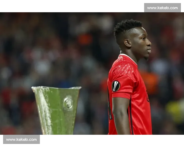 奥纳纳布基纳法索获总统接见 赠欧联杯签名球衣表敬意