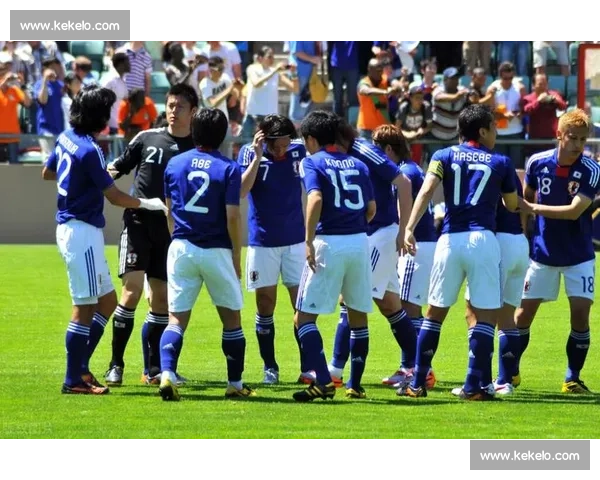 河南足球教父画像遭泼红漆 成都球迷极端行为引发公愤